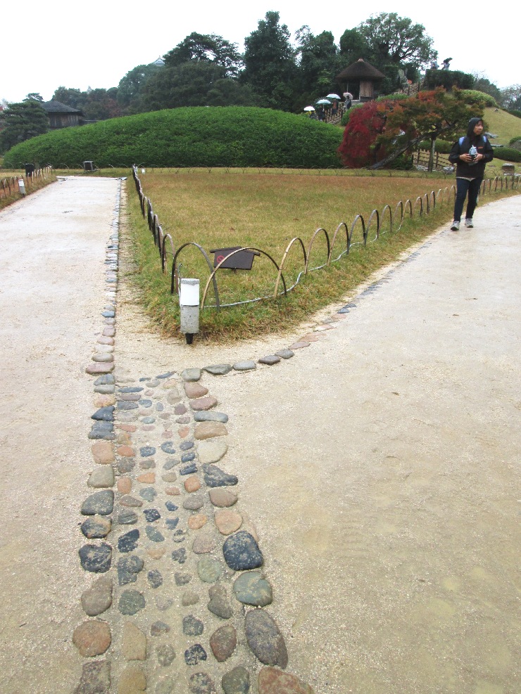 岡山　後楽園　園路　溝